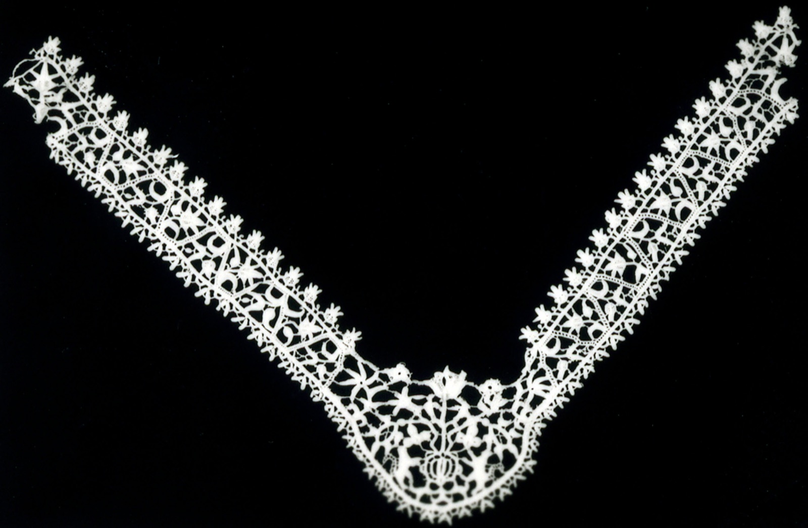 Collar (Made from a Border) — Italy