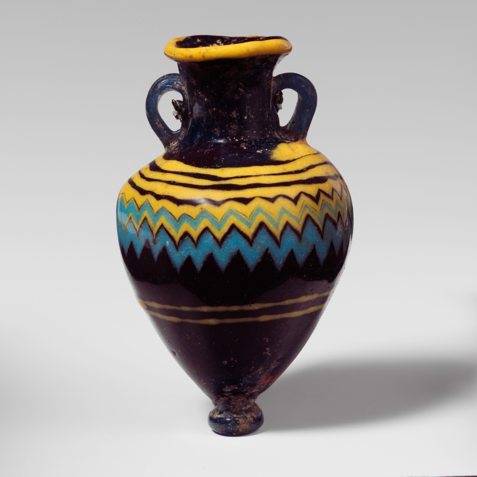 Glass amphoriskos (perfume bottle)
