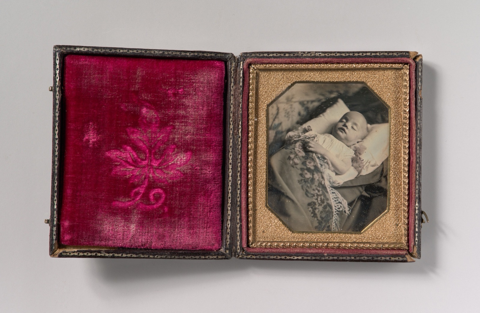 [Postmortem Baby, Partially Covered by a Flowered Shawl with a Fringe Hem] — Unknown