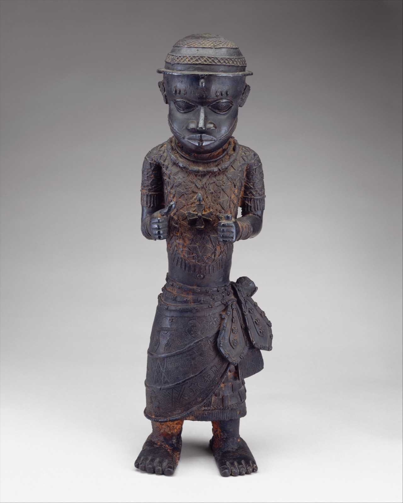 Court official from a commemorative altar — Ìgùn Ẹ́rọ̀nwwọ̀n (brass-casting guild) artists