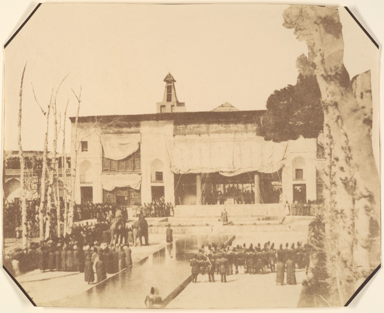 [Golestan, Le Salon et Fete de l'equinode, Teheran, Iran (le Pavillion du Trone)] — Luigi Pesce