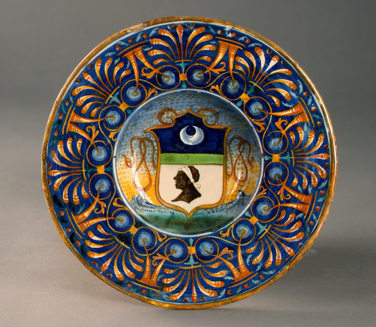 Broad-rimmed bowl with palmette and cornucopia border; in the center, shield of arms of the Saracinelli of Orvieto — related artist: Maestro Giorgio Andreoli of Gubbio; Italian 16th Century; Workshop of Maestro Giorgio Andreoli of Gubbio