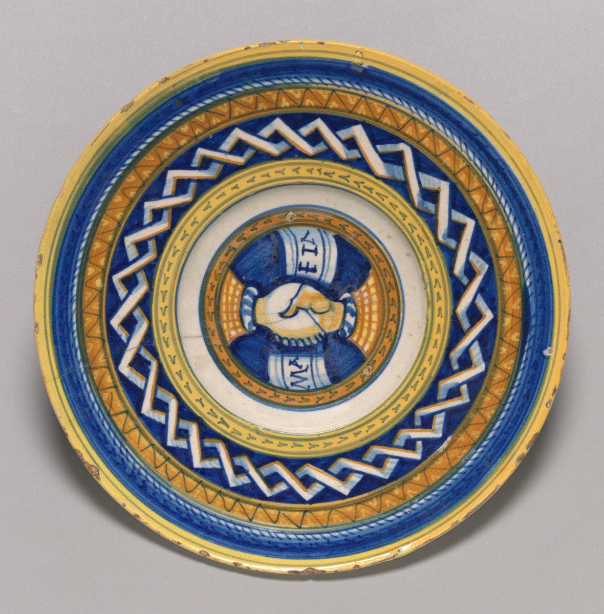 Plate with clasped hands — Faenza 15th or 16th Century