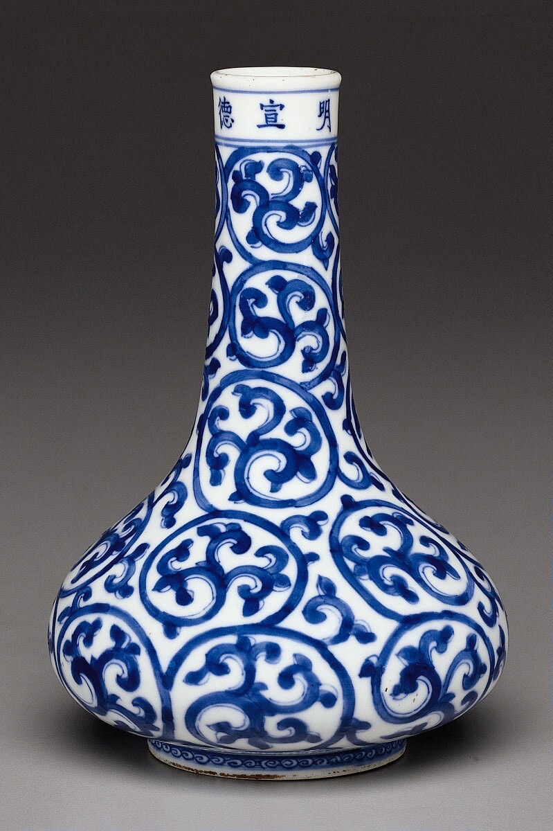 Bottle Vase — Chinese Qing Dynasty